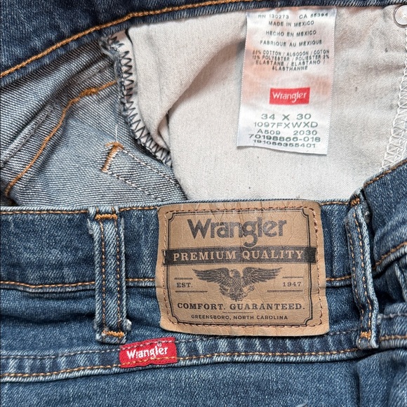 Wrangler Men’s Size 34 X 30 Straight-Leg Dark Blue Denim Jeans - Picture 2 of 7